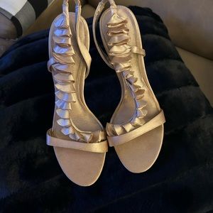 Luxurious satin upper.
Elasticized heel strap.
Satin-covered heel.
4" heel.